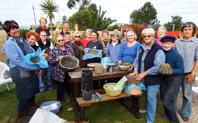  â€˜n Vrolike groep dames wat die tweede kursus te Groeneweide Kwekery bygewoon het, met hulle potte wat hulle self vervaardig het